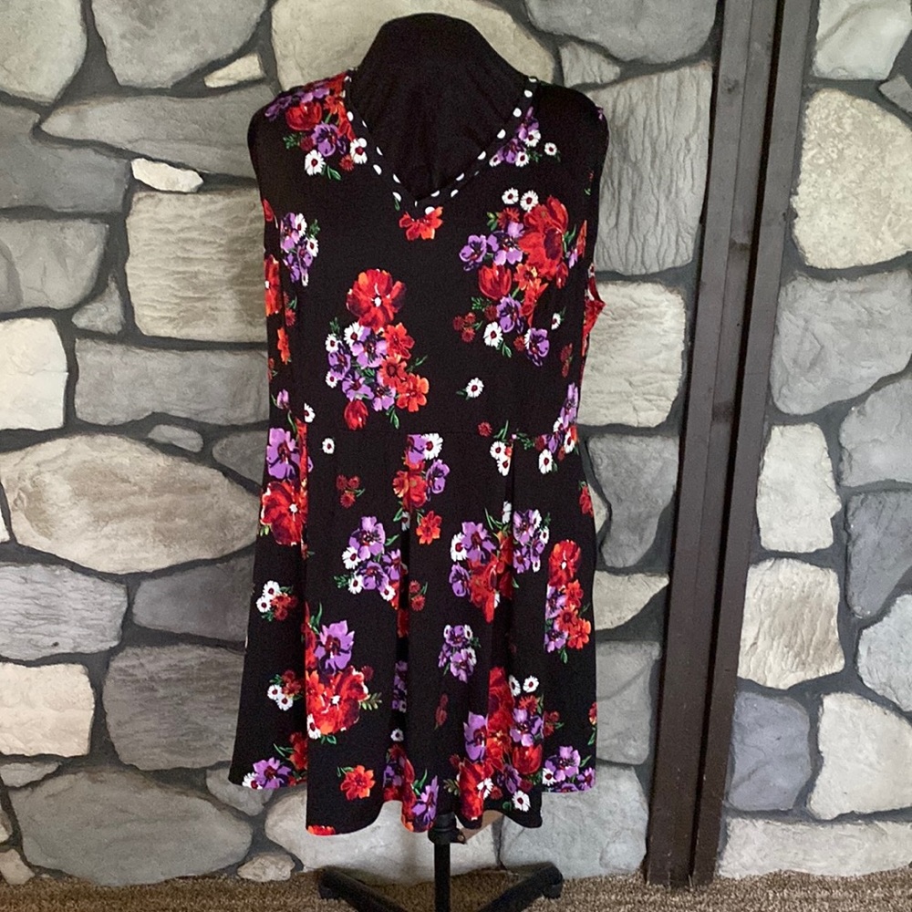 Pre owned size 3X Every Body Every Wear
Polka Dot Detail Floral Dress